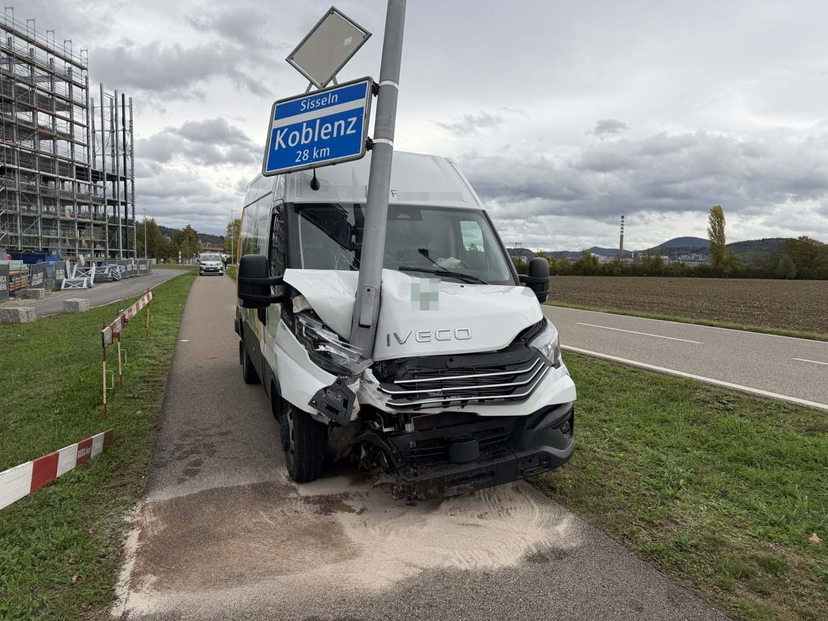 Stein: anderem Auto ausgewichen und gegen Strassenlampe geprallt  - Polizei sucht Augenzeugen