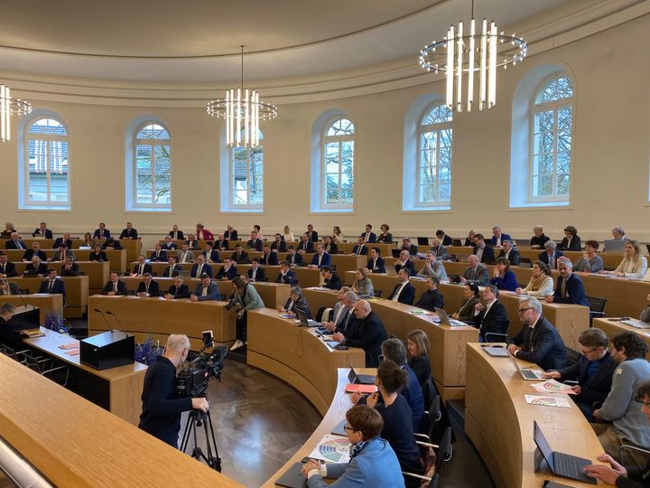 Grosser Rat weist Gesetz zur Umsetzung der Amtsenthebungsinitiative an die Regierung zurück