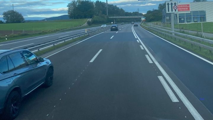 Suhr/A1: Riskante Fahrmanöver zwischen zwei Autos