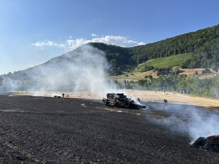 Hornussen: Ballenpresse löste Feldbrand aus
