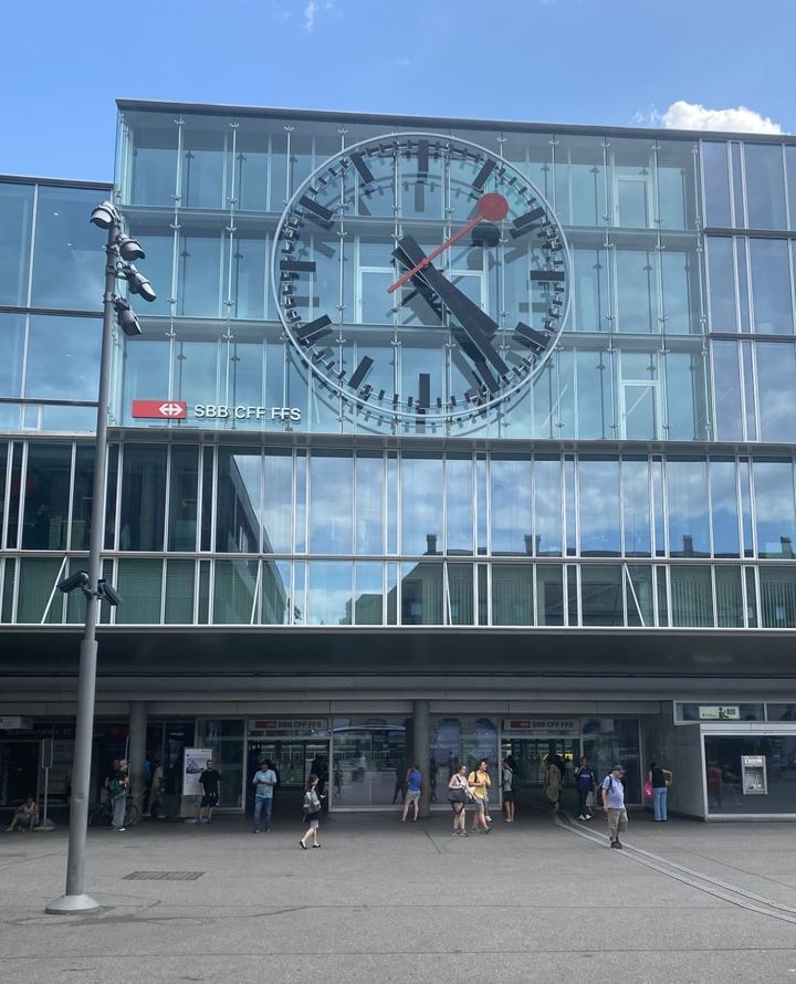 Grösste Bahnhofsuhr der Schweiz läuft wieder
