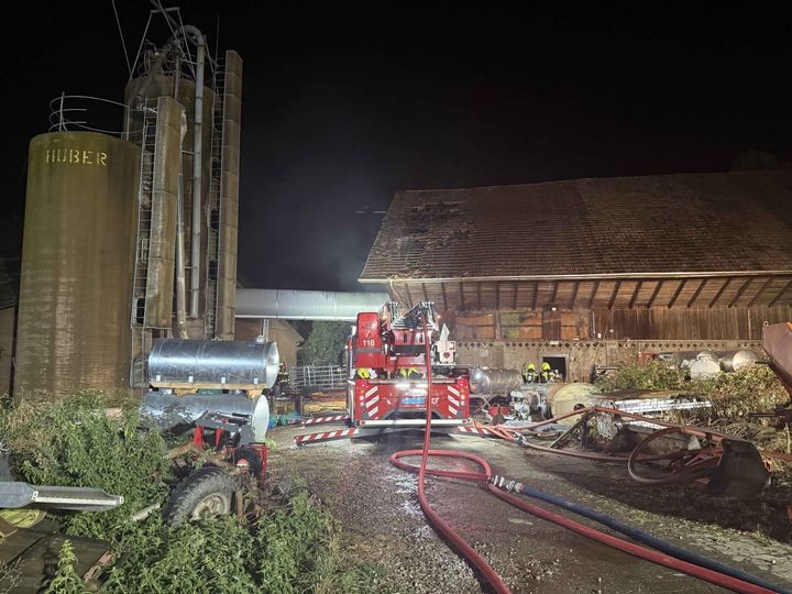 Hilfikon: Brand in Heustock führt zu stundenlangen Löscharbeiten