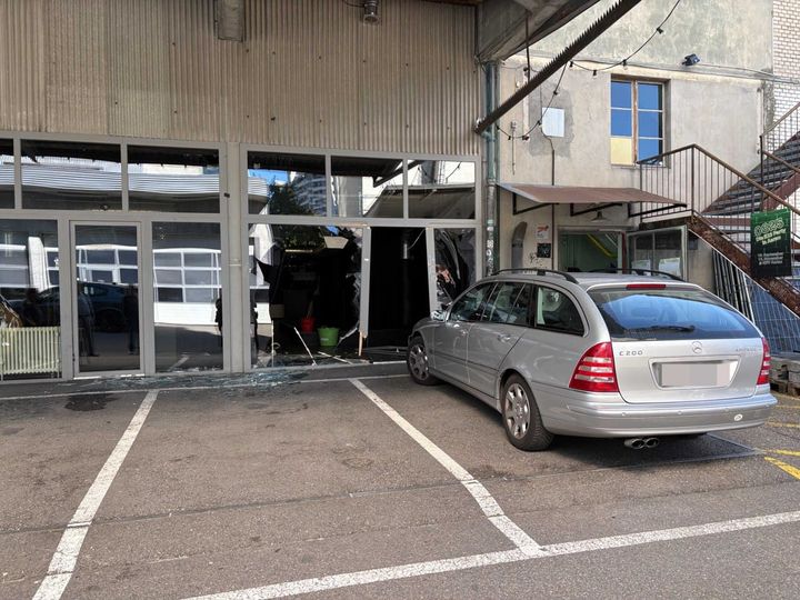 Aarau: Auto prallt beim Parkieren gegen Fensterfront