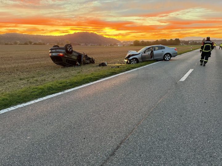 Dottikon: Auto nach Kollisionen auf dem Dach gelandet